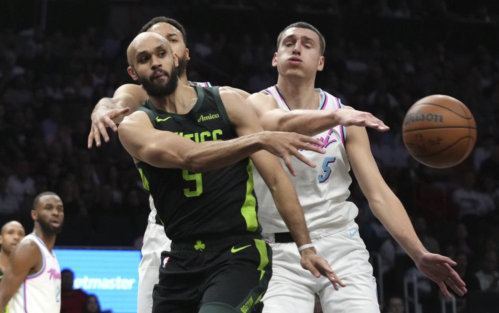 双方在中场 双方在中场